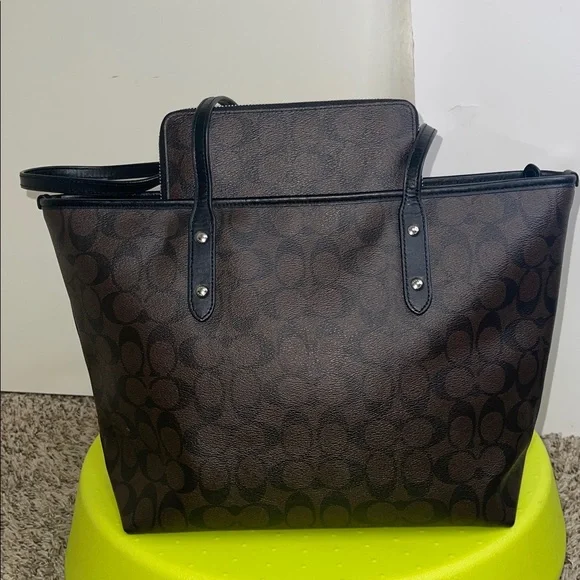 Coach Taxi Tote in signature canvas with a New York City taxi design w Wallet - Picture 3 of 11